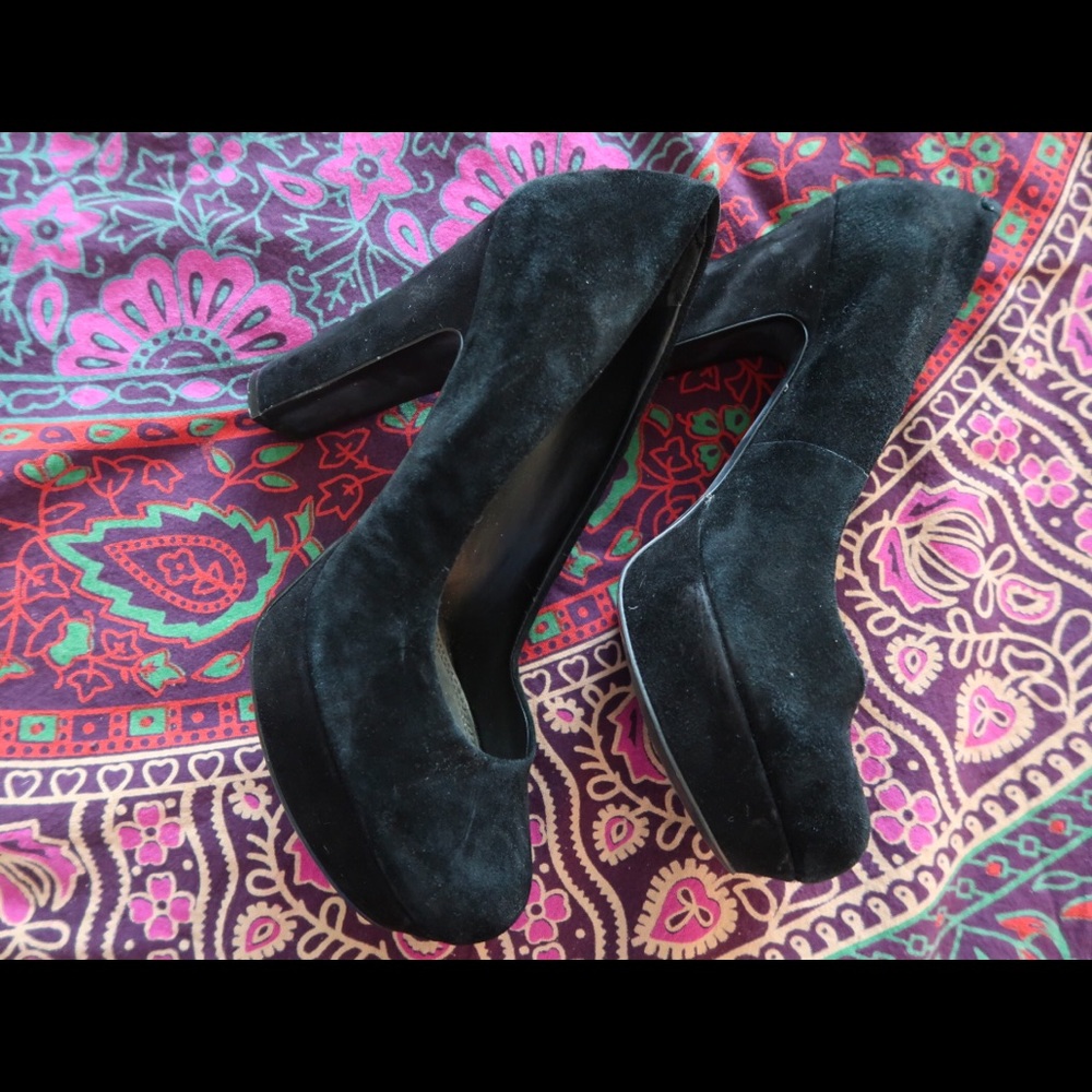 GB. Black heels